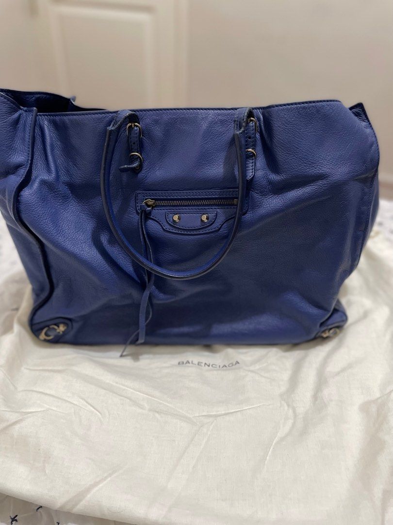 Balenciaga Papier A4 (Category: Luxury Bags & Wallets) located in Santa Rosa. Submitted by gcruz0512 (Listing ID 1241490719, Image 1). Description: Best price posted for this bag! Guaranteed Authentic Used gently•First Owner Great condition with minor signs of use. 🌸💕🌸💕.