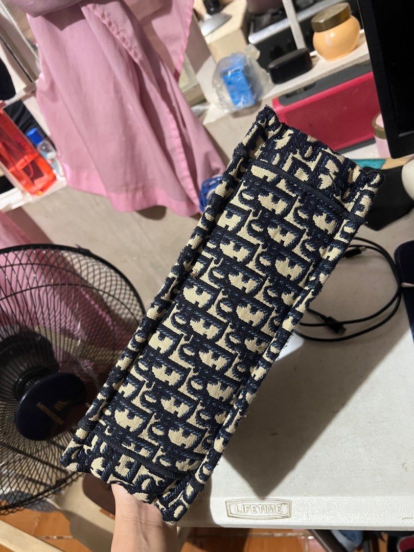 Book Tote (Category: Luxury Bags & Wallets) located in Quezon City. Submitted by voguewardrobe_ (Listing ID 1241553734, Image 3). Description: Class A good condition no.