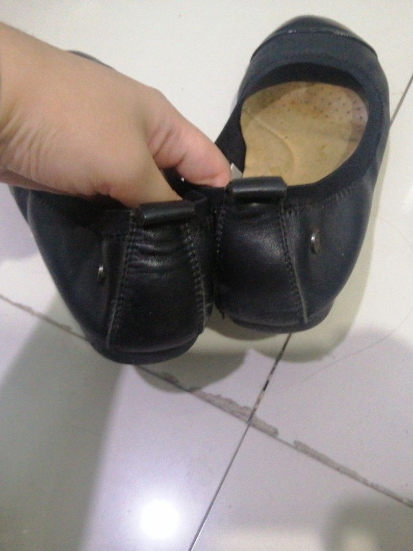 Branded Hush Puppies black leather (Category: Flats & Sandals) located in Valenzuela. Submitted by paulineasd (Listing ID 1241442983, Image 3). Description: Used these for one year para sa college. Madumi lang right now since di ko na nagamit Original price: 4900 Soft full grain leather upper and patent leather toe cap Breathable mesh lining - Breathable pigskin socklining Cushioned footbed with extra arch and heel support Cement construction Sli