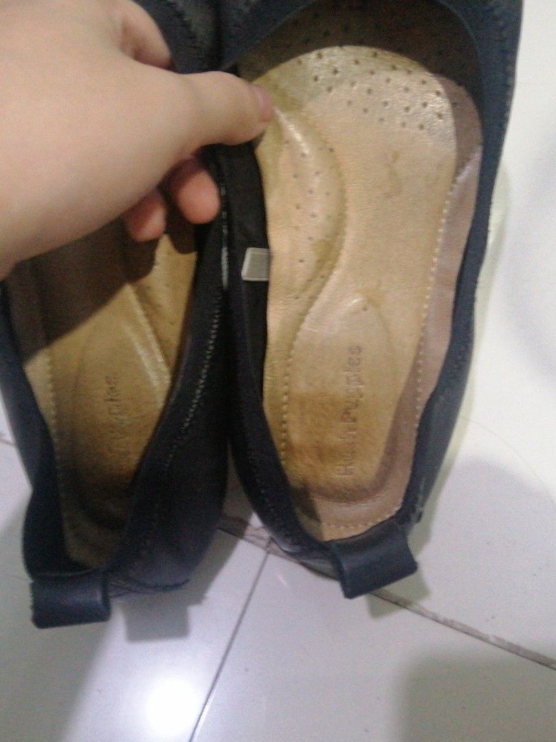 Branded Hush Puppies black leather (Category: Flats & Sandals) located in Valenzuela. Submitted by paulineasd (Listing ID 1241442983, Image 2). Description: Used these for one year para sa college. Madumi lang right now since di ko na nagamit Original price: 4900 Soft full grain leather upper and patent leather toe cap Breathable mesh lining - Breathable pigskin socklining Cushioned footbed with extra arch and heel support Cement construction Sli