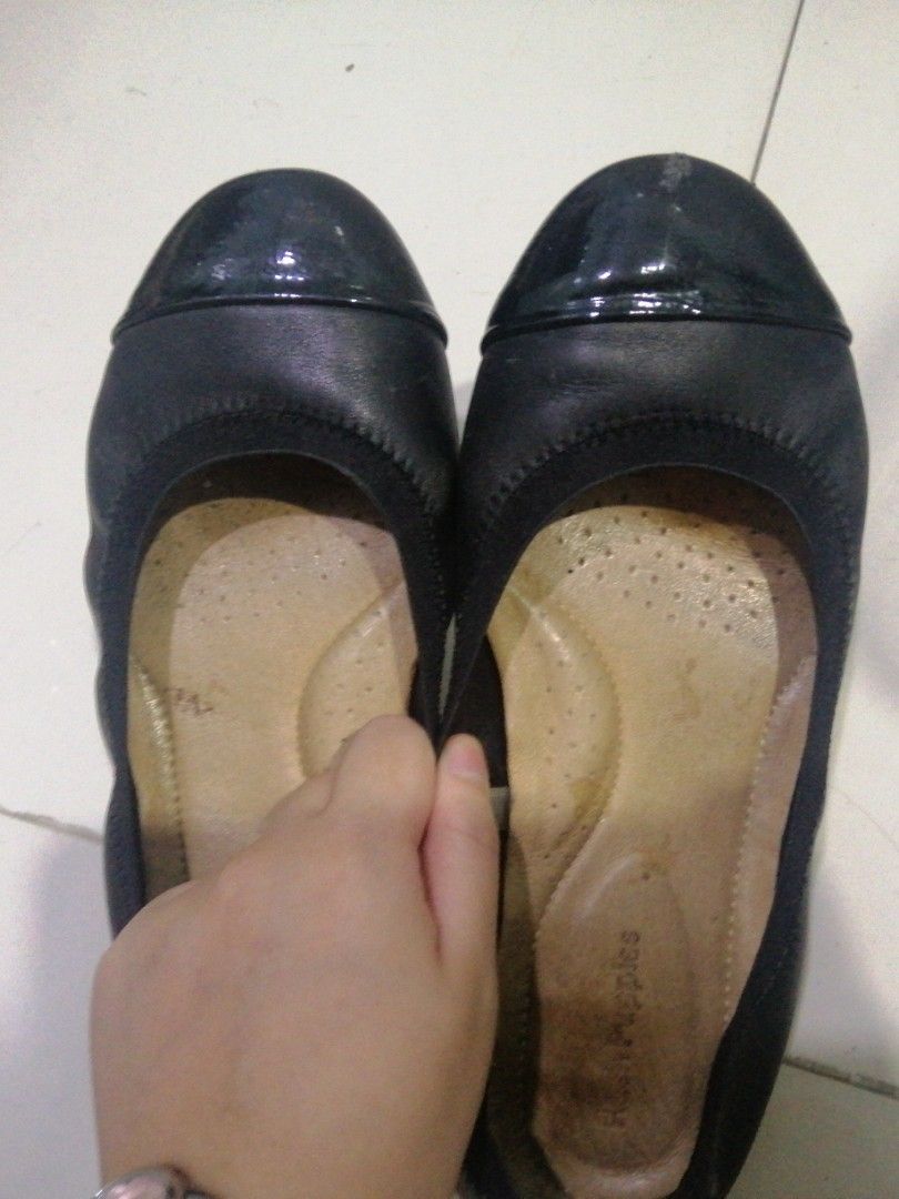 Branded Hush Puppies black leather (Category: Flats & Sandals) located in Valenzuela. Submitted by paulineasd (Listing ID 1241442983, Image 1). Description: Used these for one year para sa college. Madumi lang right now since di ko na nagamit Original price: 4900 Soft full grain leather upper and patent leather toe cap Breathable mesh lining - Breathable pigskin socklining Cushioned footbed with extra arch and heel support Cement construction Sli