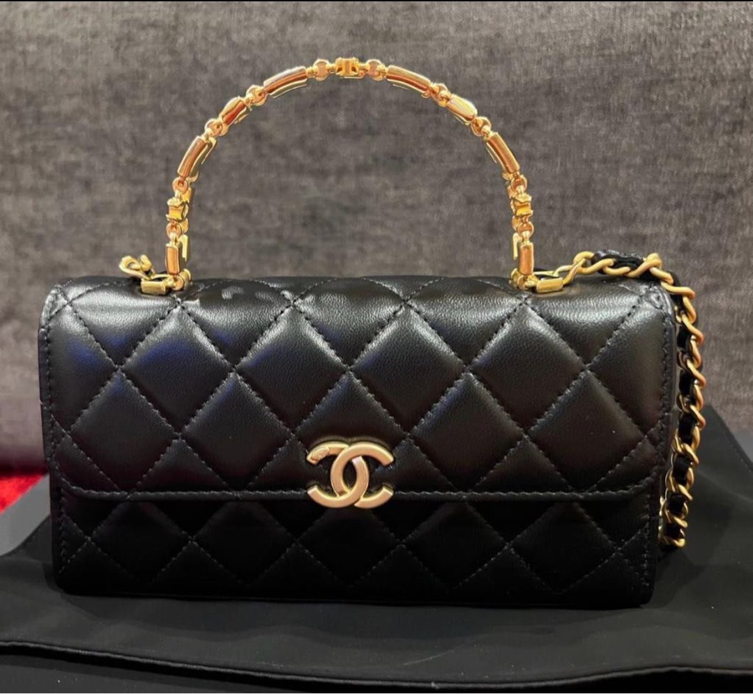CHANEL 22 - Bags