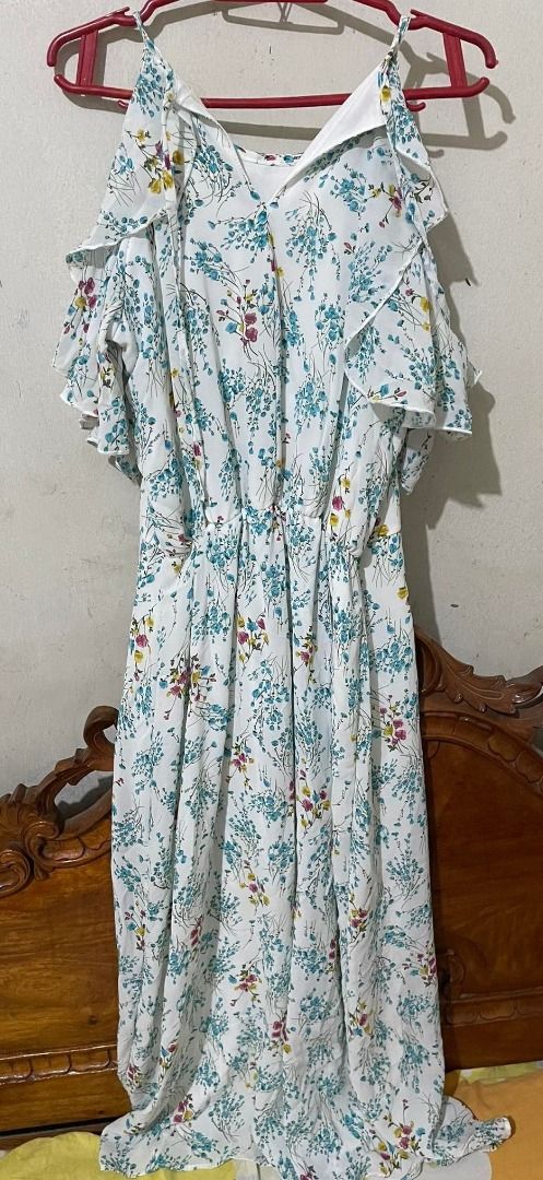 Chill Floral Cold Shoulder Maxi Dress (Category: Dresses) located in Quezon City. Submitted by matchakei (Listing ID 1241478209, Image 2). Description: Chill Floral Cold Shoulder Maxi Dress - fits S - good condition - does not have any stains - garterized waist but loose on a 24" waist - ankle length on a model who is 5'0" tall - perfect for beach trips .