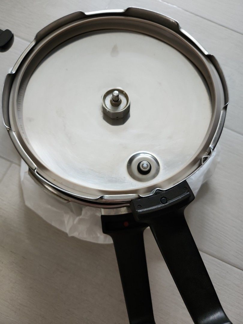 Fissler Pressure Cooker, TV & Home Appliances, Kitchen Appliances, BBQ