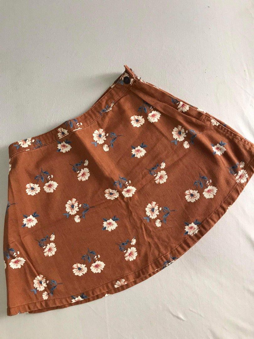 Forever 21 Floral Skirt (Category: Skirts) located in Naic. Submitted by wolfkeith (Listing ID 1241414162, Image 1). Description: Forever 21 Never worn Size 27-28 waist Check out other clothings on my page!.