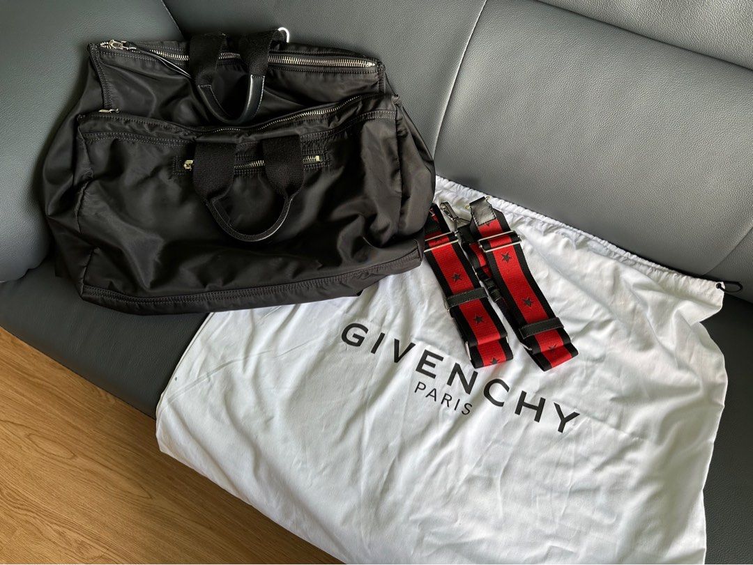 Givenchy Backpack （分類：手袋及銀包）位於 Hong Kong。 由 sosweethome 提交（商品編號 1241484057，圖片 1）。簡介： 上網買黎送比老公 佢唔岩用 全新無用過 連塵袋及卡 除原裝星星背帶 另多配黑色背帶。