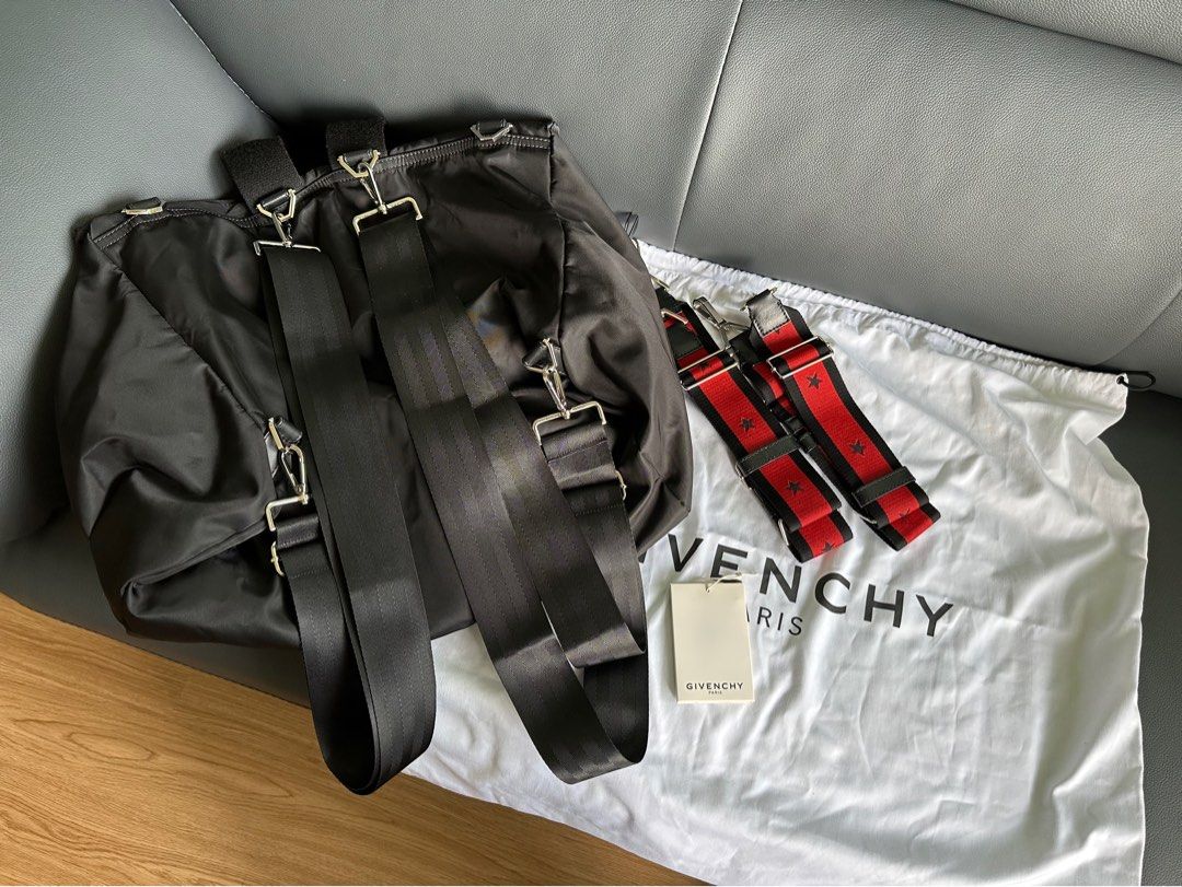 Givenchy Backpack （分類：手袋及銀包）位於 Hong Kong。 由 sosweethome 提交（商品編號 1241484057，圖片 2）。簡介： 上網買黎送比老公 佢唔岩用 全新無用過 連塵袋及卡 除原裝星星背帶 另多配黑色背帶。