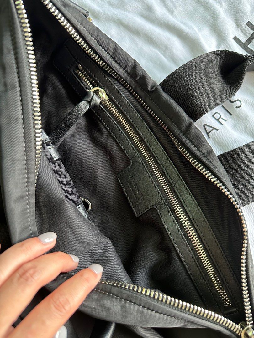 Givenchy Backpack （分類：手袋及銀包）位於 Hong Kong。 由 sosweethome 提交（商品編號 1241484057，圖片 3）。簡介： 上網買黎送比老公 佢唔岩用 全新無用過 連塵袋及卡 除原裝星星背帶 另多配黑色背帶。