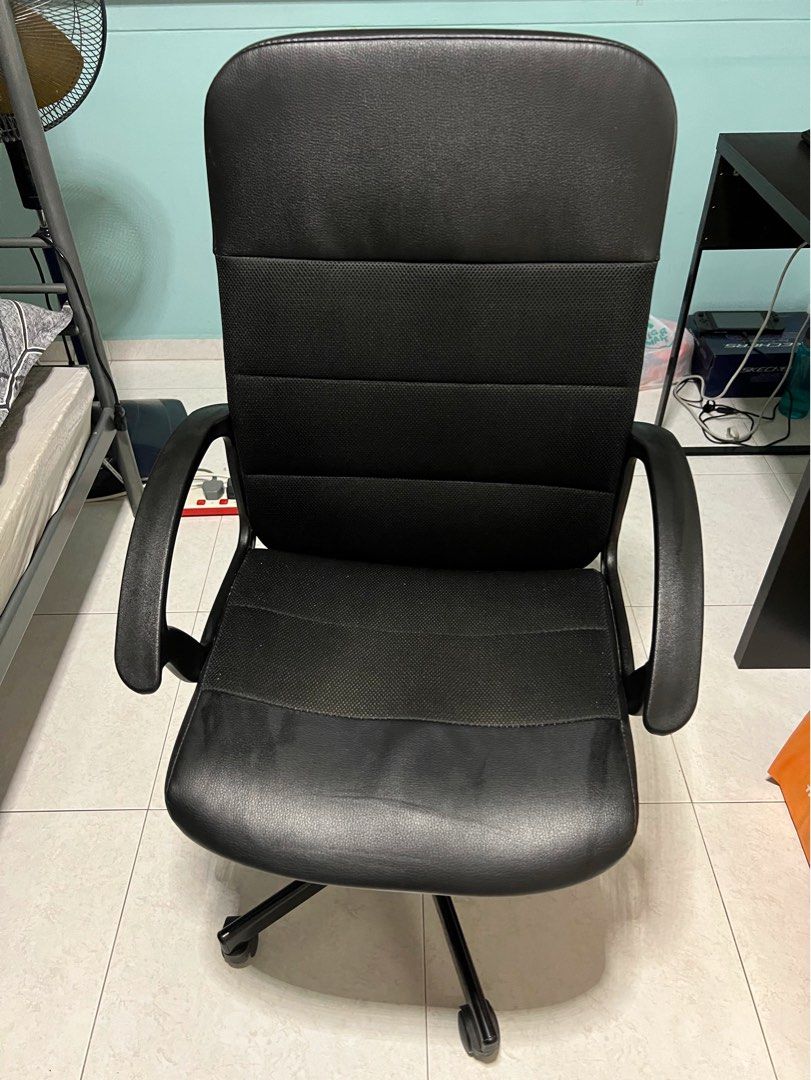 Renberget swivel chair hot sale