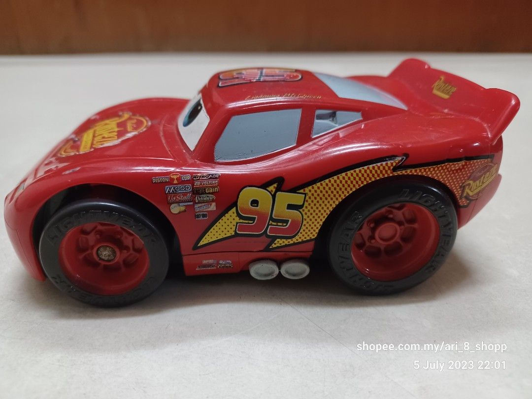 Lightning McQueen Shake n Go Year 2005 by Mattel Inc Hobbies