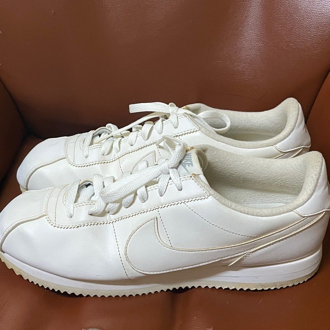 Triple white discount nike cortez
