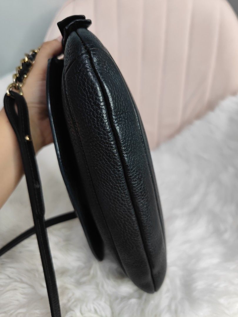 Orig TORY sling (Category: Cross-body Bags) located in Cardona. Submitted by jaxdelossa10453 (Listing ID 1241551989, Image 2). Description: minimal signs of wear but still in good condition replaced sling + sf.