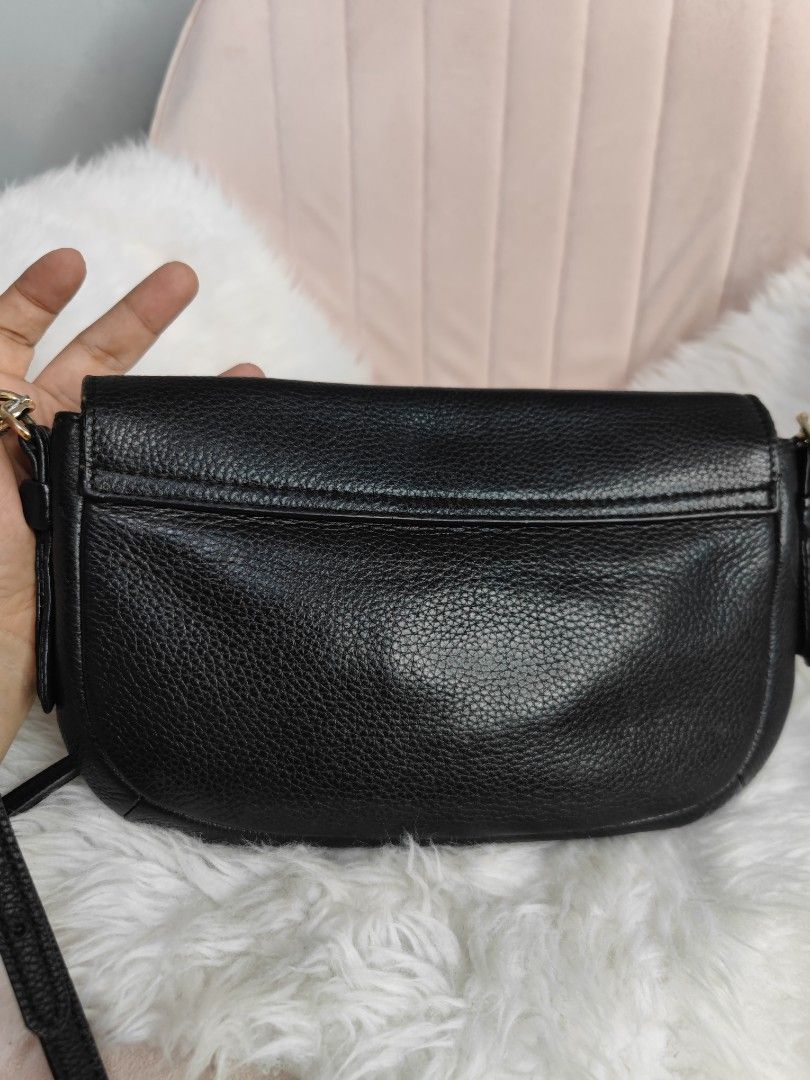 Orig TORY sling (Category: Cross-body Bags) located in Cardona. Submitted by jaxdelossa10453 (Listing ID 1241551989, Image 3). Description: minimal signs of wear but still in good condition replaced sling + sf.