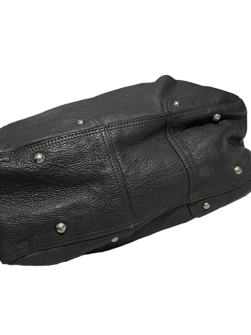 Prada tote (Category: Luxury Bags & Wallets) located in Baguio. Submitted by saleonstuffs (Listing ID 1241532061, Image 2). Description: Off/legit Signs of usage.