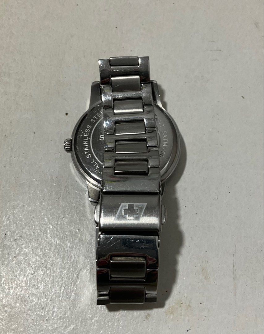 Swiss Army (Category: Women's Watches) located in Bacoor. Submitted by shamraq (Listing ID 1241404263, Image 3). Description: New battery, in good condition..
