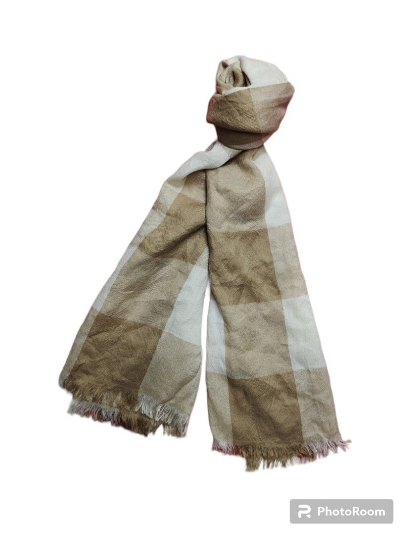 UNIQLO SCARF, Women's Fashion, Watches  Accessories, Scarves on Carousell