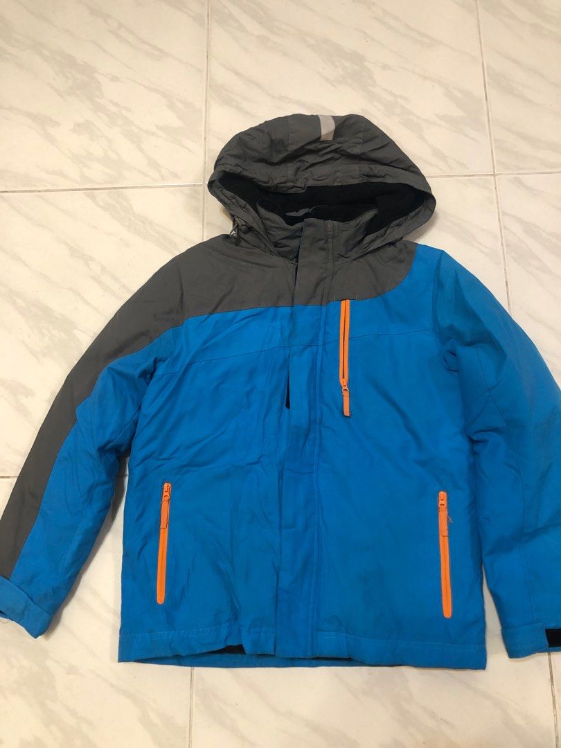 Winter Jacket (Category: Babies & Kids Fashion) located in Singapore. Submitted by mashthepotatopls (Listing ID 1241523006, Image 1). Description: Universal traveller Down jacket Size L .