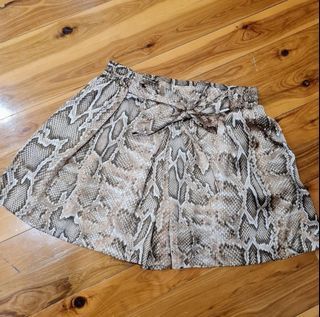 Women's size L 'ZARA' Gorgeous snakeprint shorts with tie belt - EUC