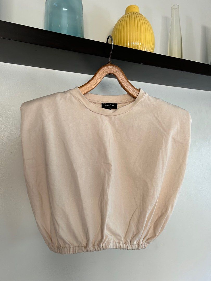 Zalora Basics Padded Shoulder Cropped Top (Category: Shirts) located in Pasig City. Submitted by choomchoom (Listing ID 1241439510, Image 2). Description: 🪷 bought on zalora (original price: ₱800) 🪷 brand new, never worn; only washed 🪷 rfs: not my style and impulse purchase 🪷 no returns/refunds for purchased items .