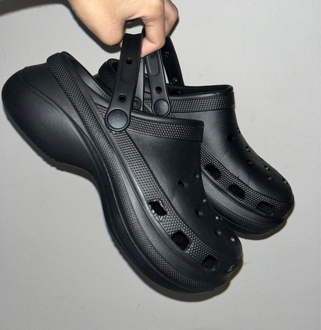 Black shop platform crocs