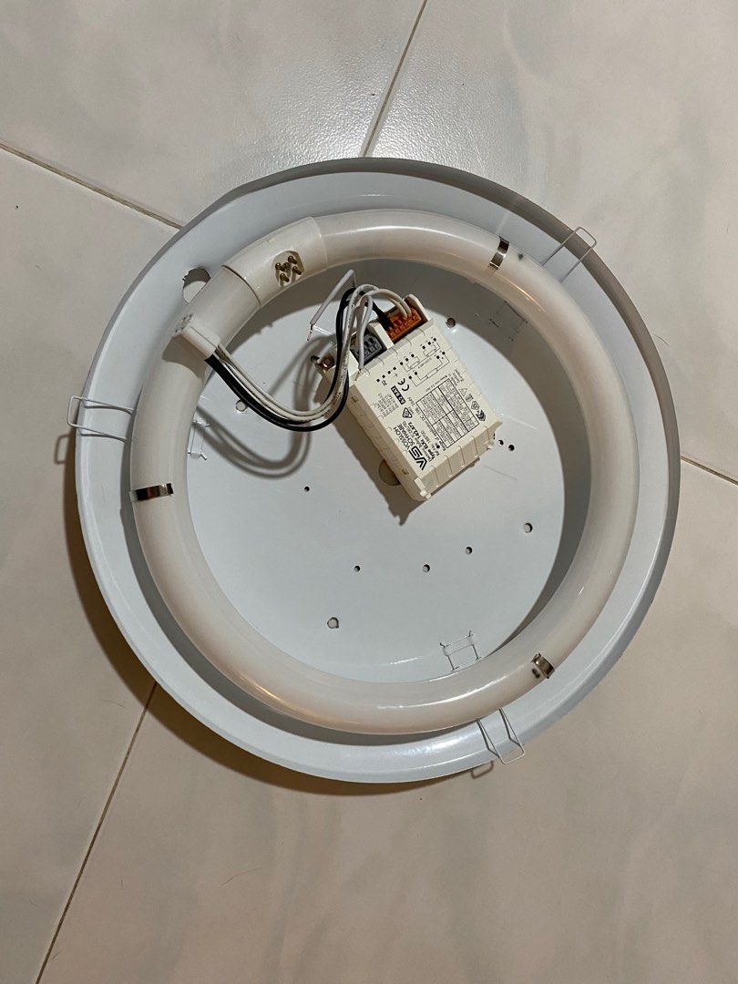 Ceiling light (Category: Lighting) located in Singapore. Submitted by thumbee (Listing ID 1241658574, Image 2). Description: .