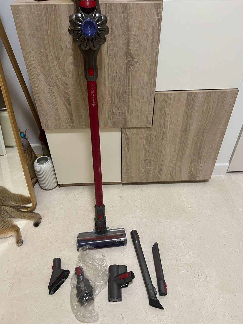 Dyson v7 fluffy+, TV & Home Appliances, Vacuum Cleaner & Housekeeping