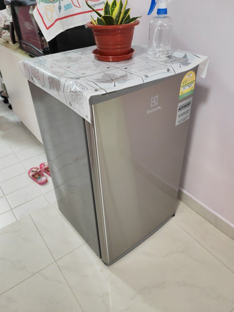 ELECTROLUX EUM0900SA MINI BAR FRIDGE 85L), TV & Home Appliances