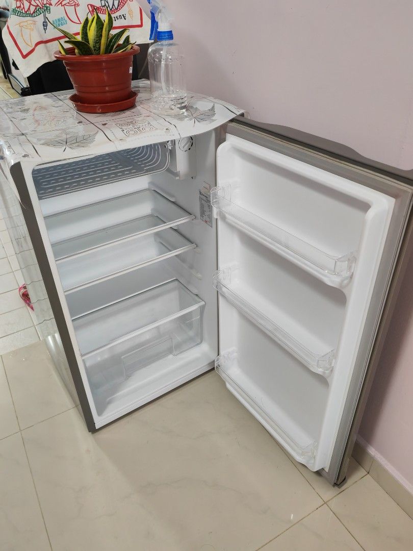 ELECTROLUX EUM0900SA MINI BAR FRIDGE 85L), TV & Home Appliances