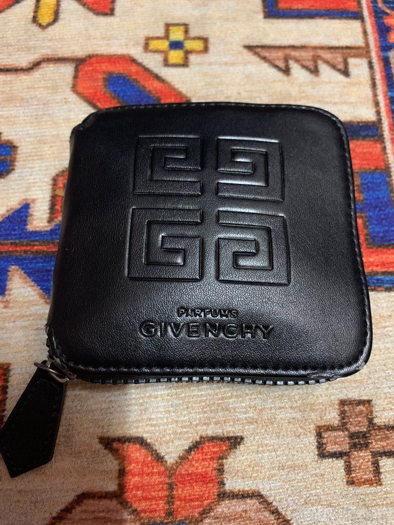 Givenchy (Category: Tote Bags) located in Ayer Molek. Submitted by pablo7856 (Listing ID 1241700559, Image 1). Description: Givenchy Tote bag function bole lipat jadi wallet Cond good ada sikit minor stracth xjejas pemakaian👍.