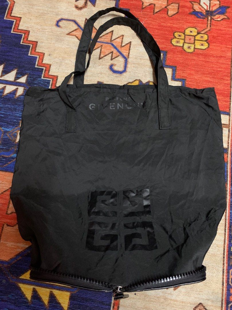 Givenchy (Category: Tote Bags) located in Ayer Molek. Submitted by pablo7856 (Listing ID 1241700559, Image 2). Description: Givenchy Tote bag function bole lipat jadi wallet Cond good ada sikit minor stracth xjejas pemakaian👍.
