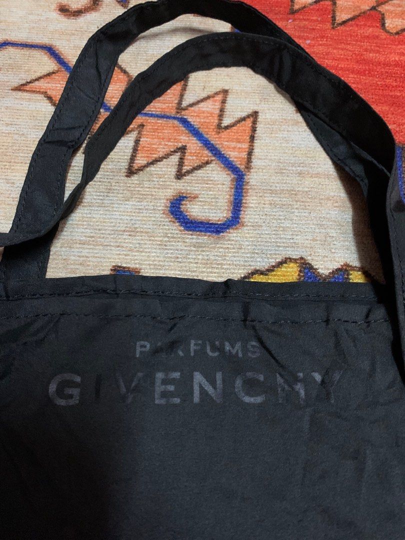 Givenchy (Category: Tote Bags) located in Ayer Molek. Submitted by pablo7856 (Listing ID 1241700559, Image 3). Description: Givenchy Tote bag function bole lipat jadi wallet Cond good ada sikit minor stracth xjejas pemakaian👍.
