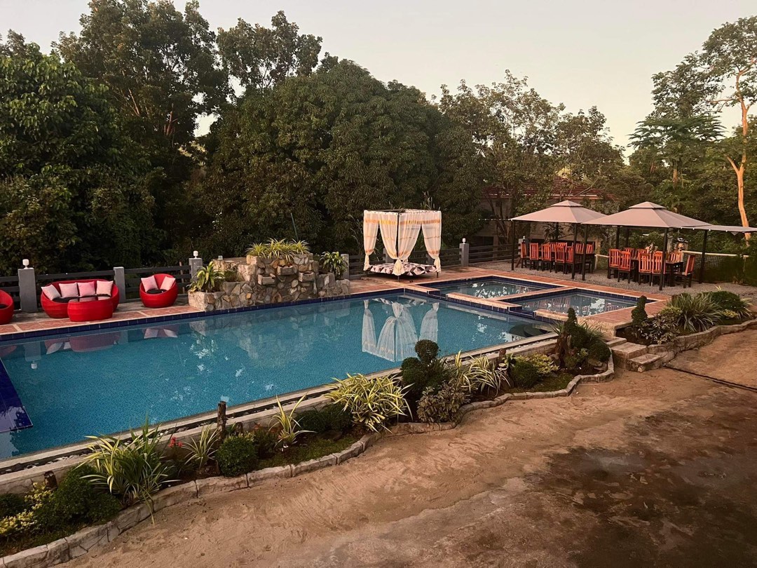 House and lot for sale with big lot and swimming like a resort pool in