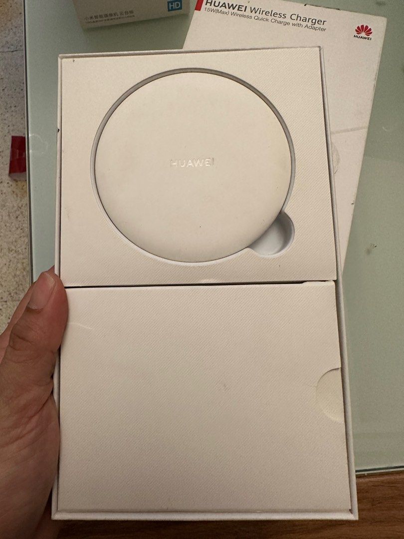 Huawei Wireless Charger (Category: Chargers & Cables) located in Makati City. Submitted by Pipie (Listing ID 1241660750, Image 2). Description: .