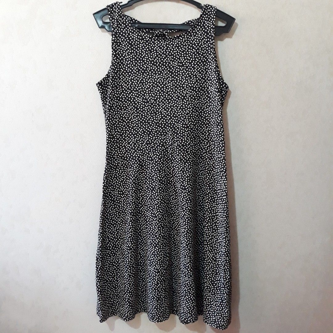 Old Navy Black Dotted Dress (Category: Dresses) located in Rizal. Submitted by ren_08 (Listing ID 1241712540, Image 1). Description: Good used condition Fits 12-14 yrs old.
