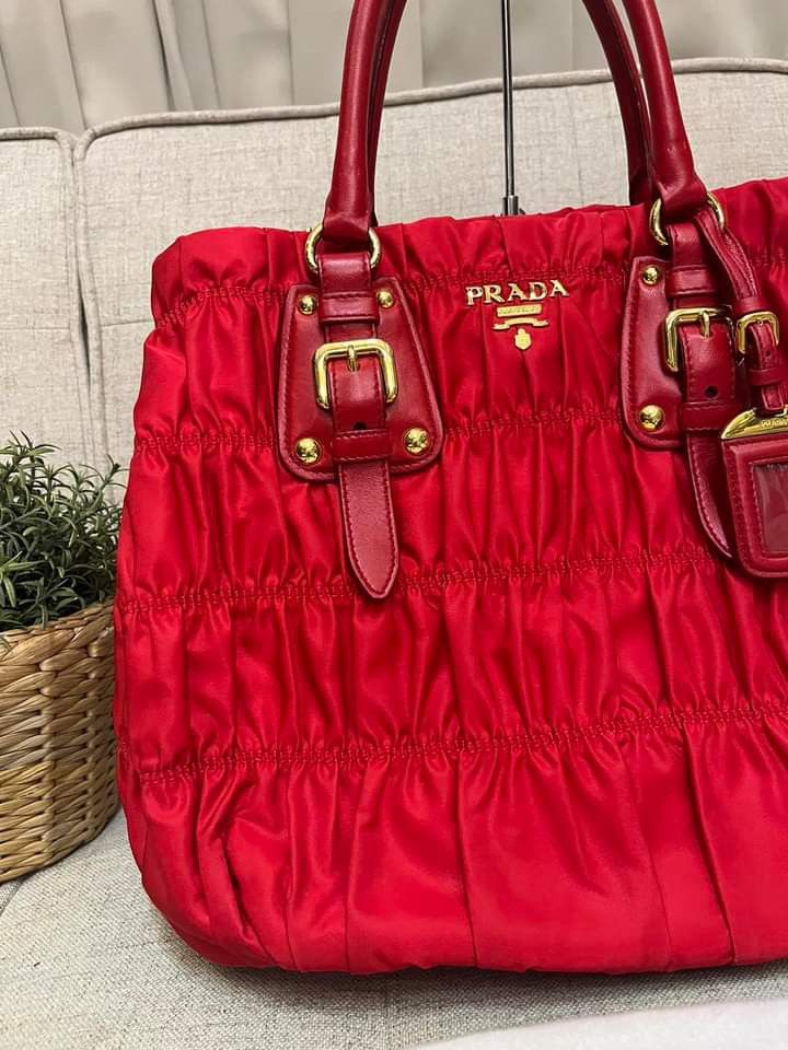 Prada Tessuto Gaufre BN2805 Rosso Red (Category: Luxury Bags & Wallets) located in Manila. Submitted by bagislifeshop (Listing ID 1241742914, Image 2). Description: 100% Authentic Prada Tessuto Gaufre BN2805 Rosso Red Condition: 9/10 Comes with Strap, Dustbag, Booklet and Card.