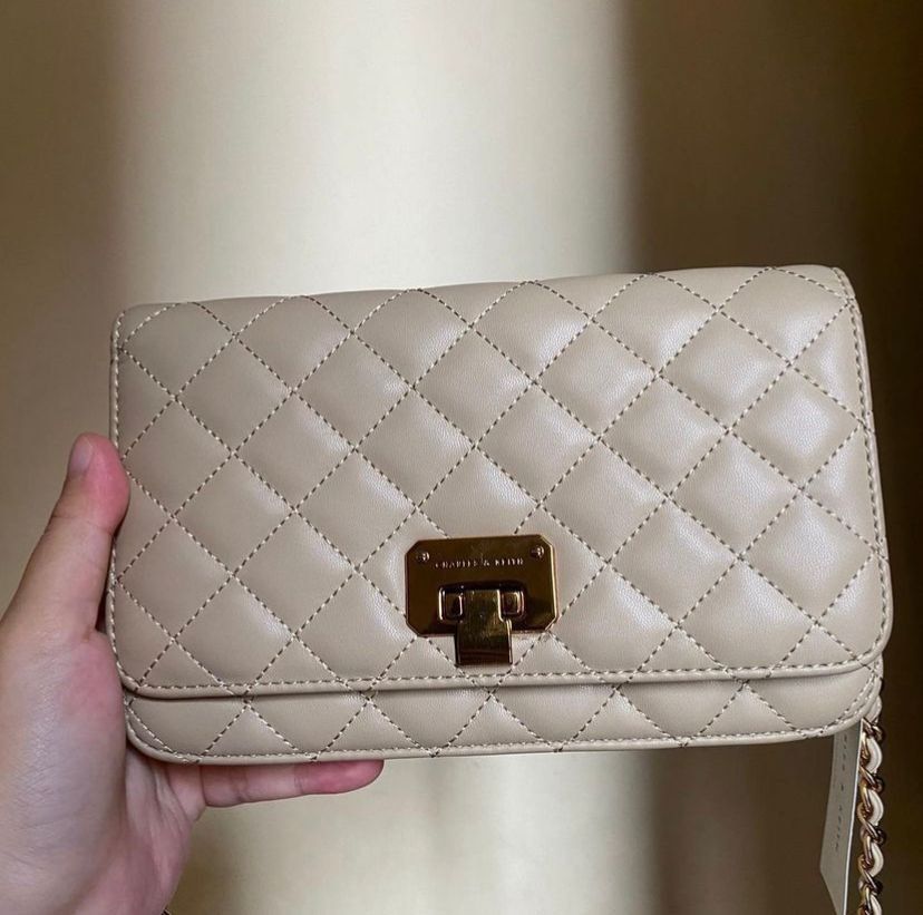 Charles and keith on sale quilted flip lock clutch