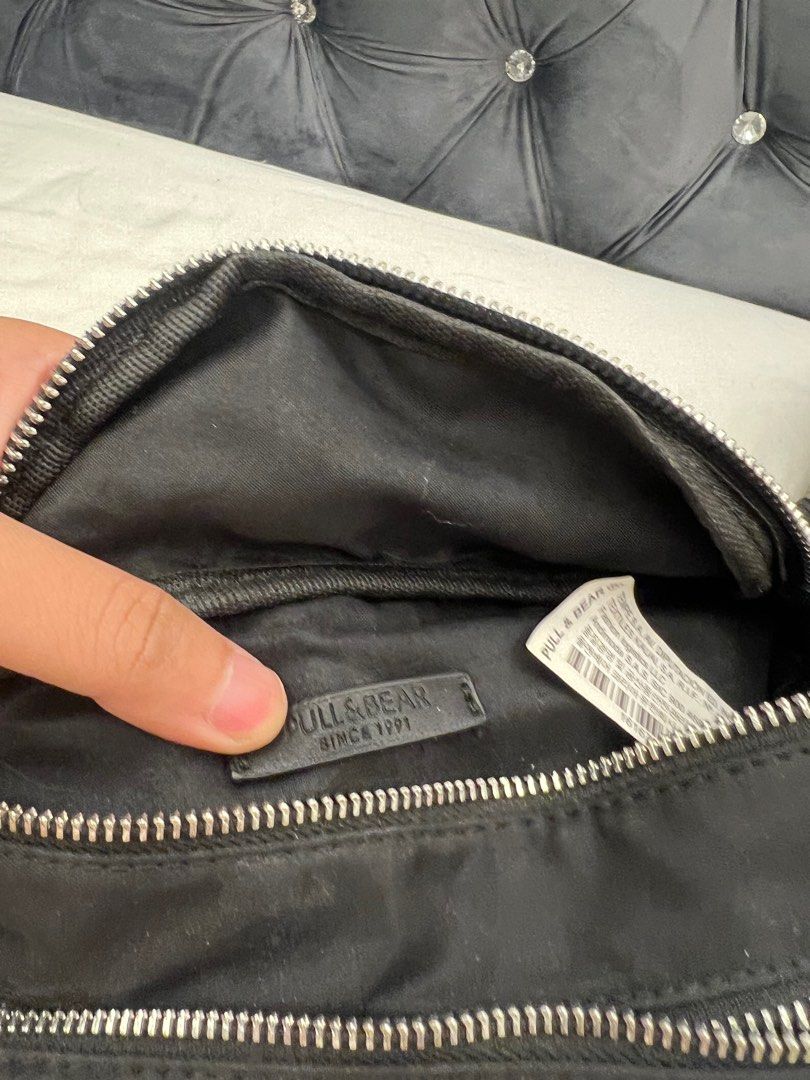 PULL & BEAR BAG (Category: Sling Bags) located in Kuala Lumpur. Submitted by ryanaimanatif (Listing ID 1241697635, Image 3). Description: .