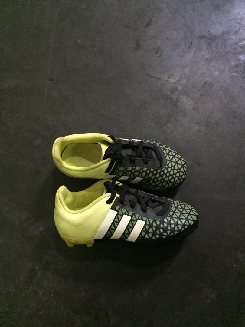 Sepatu adidas anak 15.3, Olah Raga, Perlengkapan Olahraga Lainnya di  Carousell