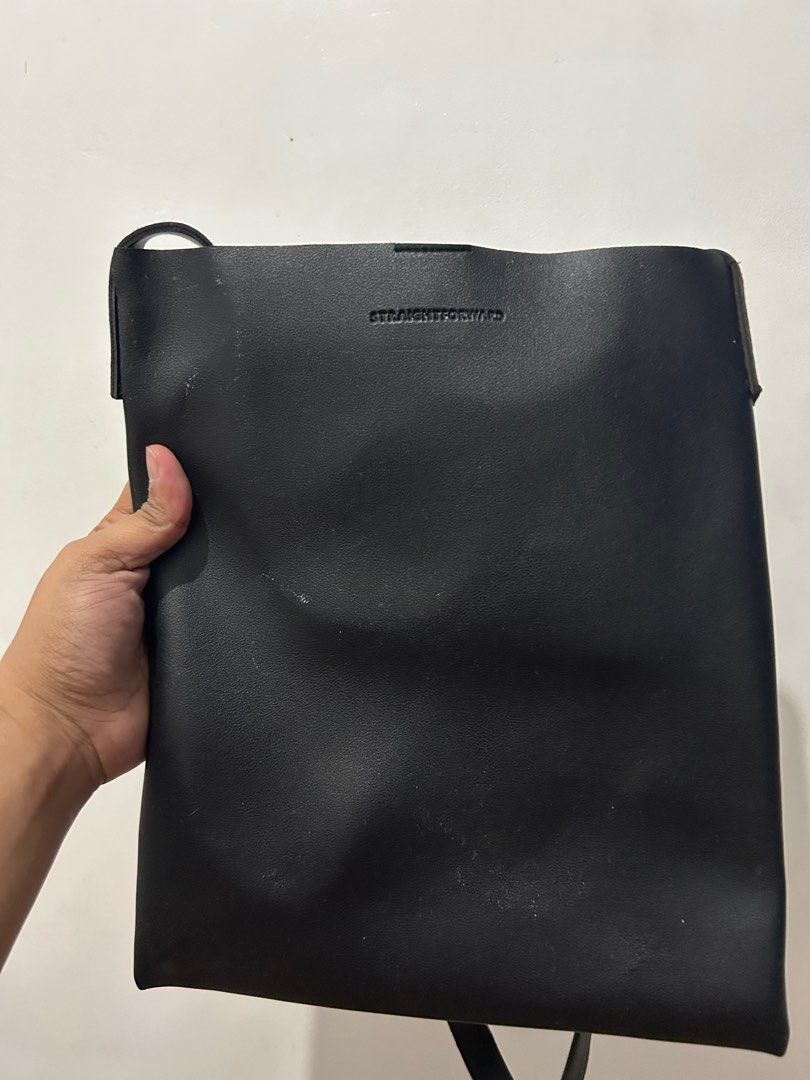 Straightforward black open sling bag unisex (Category: Cross-body Bags) located in Manila. Submitted by aboutsammy (Listing ID 1241706785, Image 1). Description: Used a few times. No leather tearing. Need lang ng onting pagpag. Mejo matagal naitago without usage. RFS: Decluttering era.