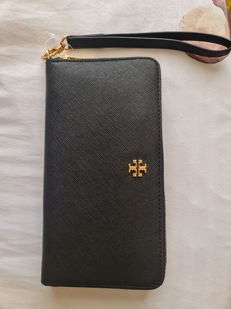 Tory Burch wallet (Category: Luxury Bags & Wallets) located in General Tinio. Submitted by ally_b (Listing ID 1241589498, Image 1). Description: brand new.