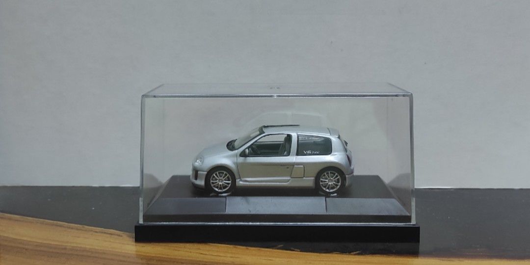RENAULT SPORT CLIO V6 1999 Universal Hobbies 1/43. EUR 8,80 - FR