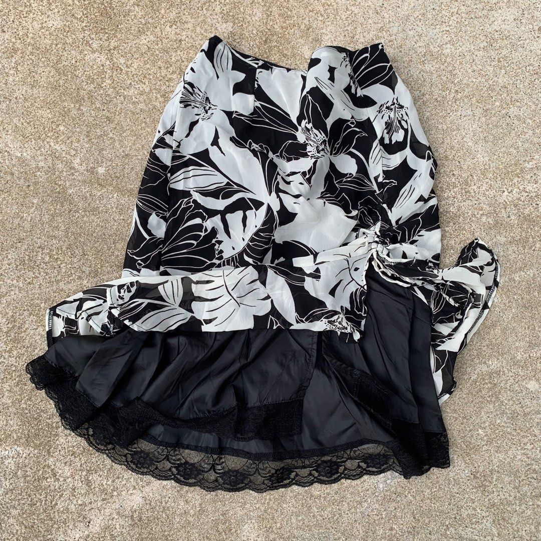 Black and white floral ruffle skirt online