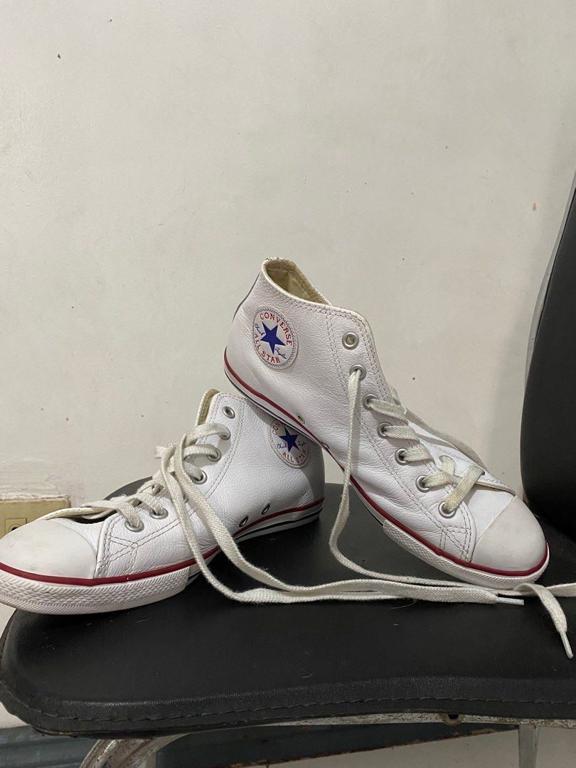 🖤 AUTHENTIC MEN Converse All-Star Sneakers White (Category: Sneakers) located in Las Pinas. Submitted by anatrix (Listing ID 1241858261, Image 1). Description: FOR SALE! Authentic Men’s White Converse All-Star ✅ Very lightly used (1-3 times only) ✅ Pasalubong from USA, can vouch from dad’s friend ✅ US Size 8 VERY MINOR flaws: Medyo burado na po yung print dun sa likod ng shoe (see last pic). May onting creases din po sa harap due to wear and sto