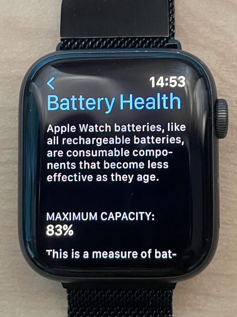 Apple Watch 4 Series A1978 in Space Gray Bestand TI Mingle 3 in 1 Qi Charging Stand