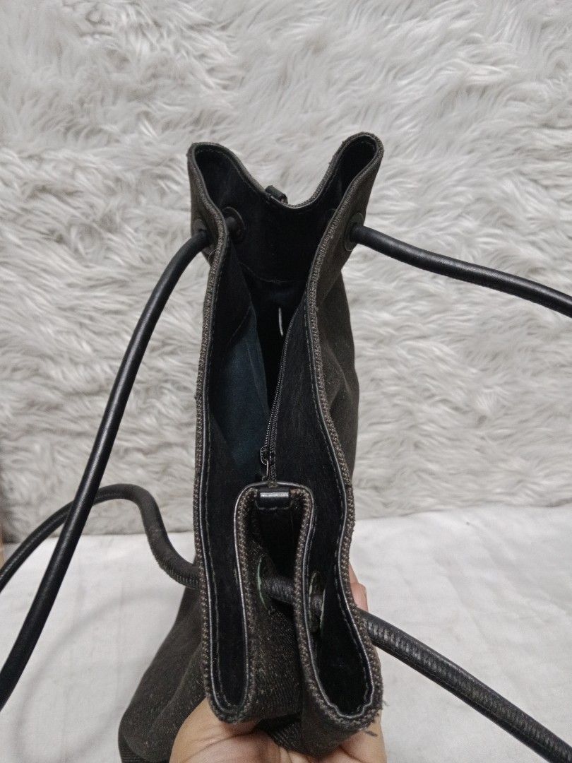 Authentic Gucci Black GG Monogram Shoulder Bag (Category: Luxury Bags & Wallets) located in Caloocan City. Submitted by sassypurchased (Listing ID 1241817359, Image 3). Description: Authentic Gucci Black GG Monogram Shoulder Bag 7,999 Must have! Good condition, minimal sign of usage From Japan Preloved Shop NOT UKAY SOURCE NO HAGGLING PLS H-12 L-15 W-4.5 inches approx Handle Drop:9 inches approx COD available, Shopee checkout: shopee.ph/sassy_pur