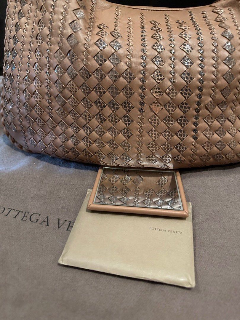 Bottega Veneta Limited Edition (Category: Luxury Bags & Wallets) located in Makati City. Submitted by chelsmmm (Listing ID 1241786585, Image 2). Description: Bottega Veneta limited edition medium hobo bag with receipt for authenticity This pre-owned Bottega Veneta hobo bag uses the characteristic INTRECCIATO technique. Intrecciato is the leather weaving technique that is synonymous with the brand, a technique perfected in the 1960s. Historically,