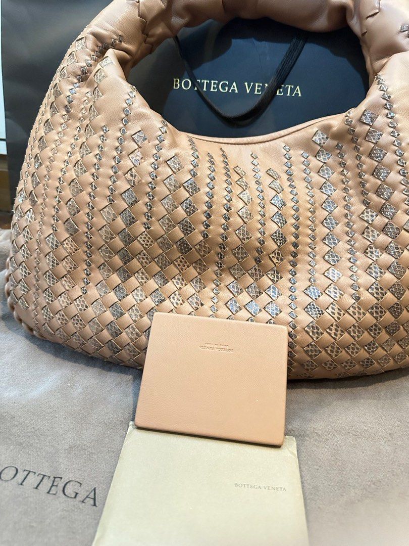 Bottega Veneta Limited Edition (Category: Luxury Bags & Wallets) located in Makati City. Submitted by chelsmmm (Listing ID 1241786585, Image 3). Description: Bottega Veneta limited edition medium hobo bag with receipt for authenticity This pre-owned Bottega Veneta hobo bag uses the characteristic INTRECCIATO technique. Intrecciato is the leather weaving technique that is synonymous with the brand, a technique perfected in the 1960s. Historically,