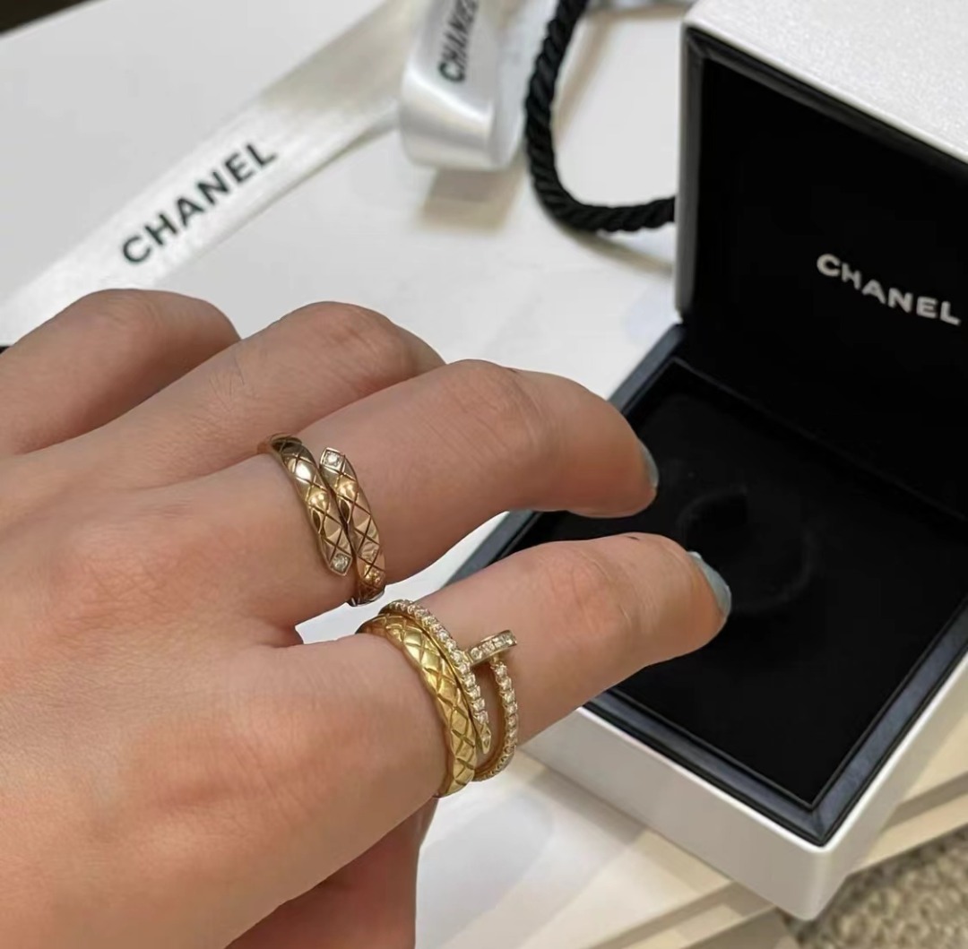 Chanel top rose ring
