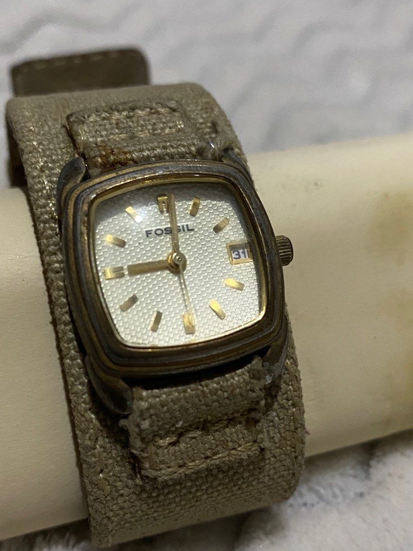 Fossil Ladies Watch (Category: Women's Watches) located in Quezon City. Submitted by roymachine (Listing ID 1241872193, Image 1). Description: Authentic Fossil Gold jewels, cream dial Canvas and leather strap Flaws: faded gold plating, scratch on the glass, wear on strap.
