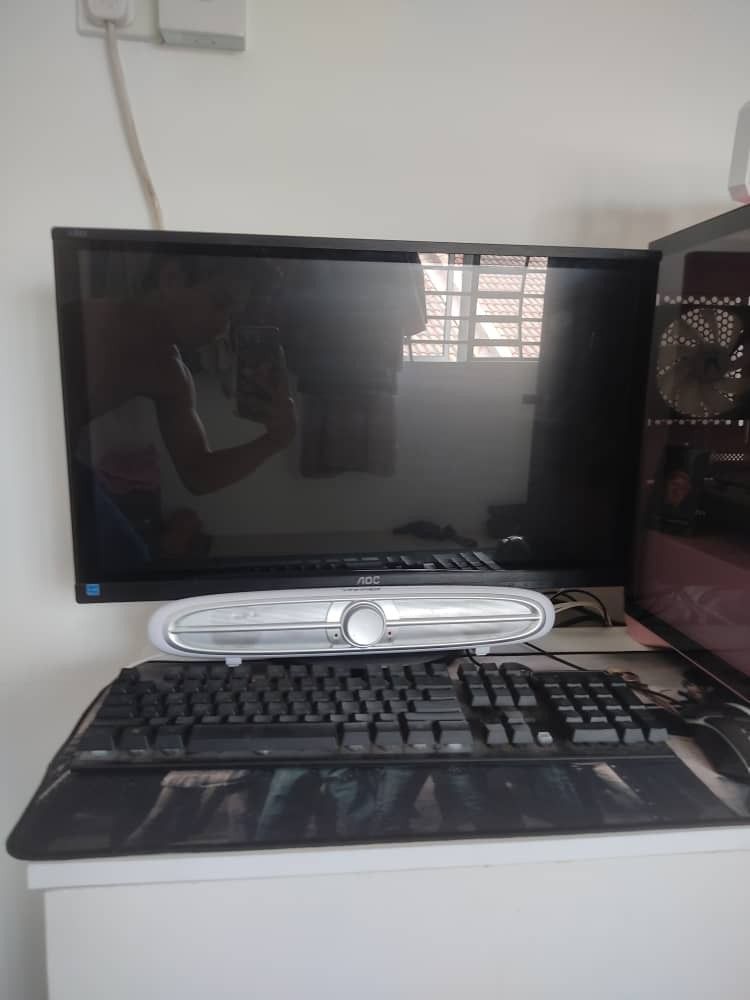 Full set (Category: Desktops) located in Klang. Submitted by heroes5 (Listing ID 1241784076, Image 2). Description: CPU : RYZEN 3 3100. MOBO : MSI A320M A-PRO. RAM : ADATA XPG D50 8GB 3200MHz. GPU : MAXSUN GTX 1060 3GB. SSD : KINGSPEC 240GB. PSU : GAMDIAS KRATOS-E1 500W. CASE : AIGO DARKFLASH DLM21+3RGBFAN PINK WHITE SLEEVE. INCLUDED: ➡️MONITOR AOC 24' FULL HD. ➡️KEYBOARD MOUSE GAMING LEAVEN. ➡️WEBCAM FULL HD. ➡️VINNIFIER RGB SOUNDBAR. JARANG GUN